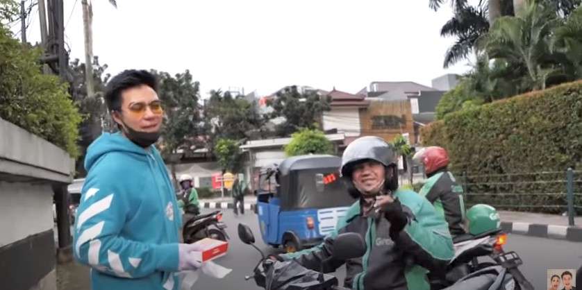 Baim wong bagikan makanan
