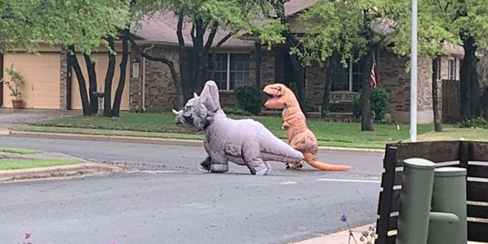 Memakai Kostum Dinosaurus