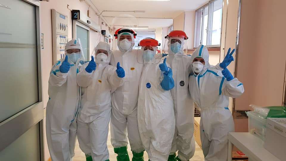 Perawat Memberi Kejutan Anniversay 50 Tahun Pernikahan Mereka