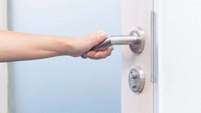 menutup toilet untuk mengurangi penyebaran aerosol