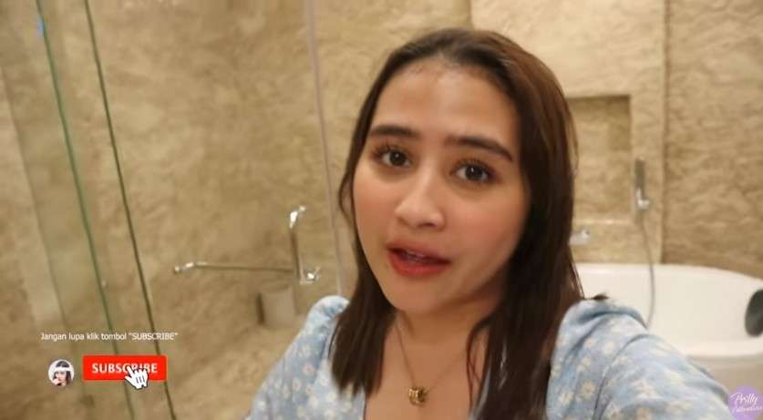 prilly potong rambut sendiri