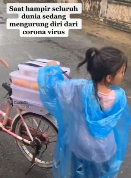 Tiara berkeliling menjajakan donatnya Tiara berkeliling menjajakan donatnya