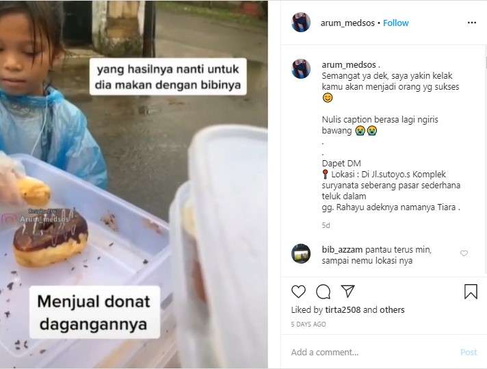 Tiara berkeliling menjajakan donatnya Tiara berkeliling menjajakan donatnya