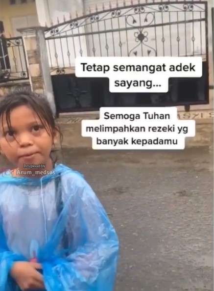 Tiara berkeliling menjajakan donatnya Tiara berkeliling menjajakan donatnya