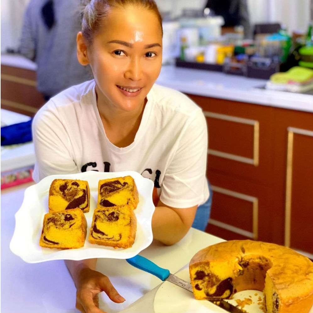 Inul dan kue marmer buatannya