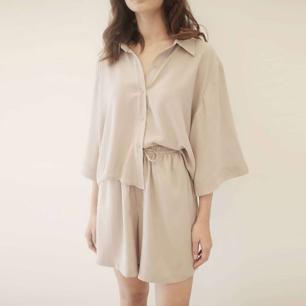 Rekomendasi Setelan Outfit Santai untuk WFH di Rumah