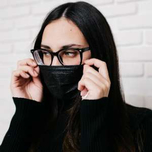 Masker Medis dan Kacamata
