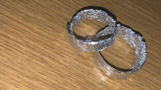 Joe membuat cincin pernikahan darurat dari kertas timah.