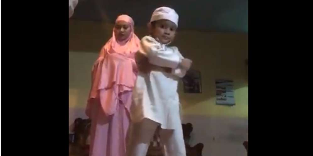 Sang Anak Tak Bisa Diam Ketika Sholat