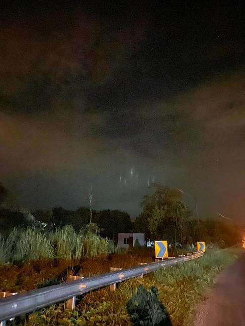Cahaya putih berjejer di langit saat malam pertama Ramadhan di Malaysia.