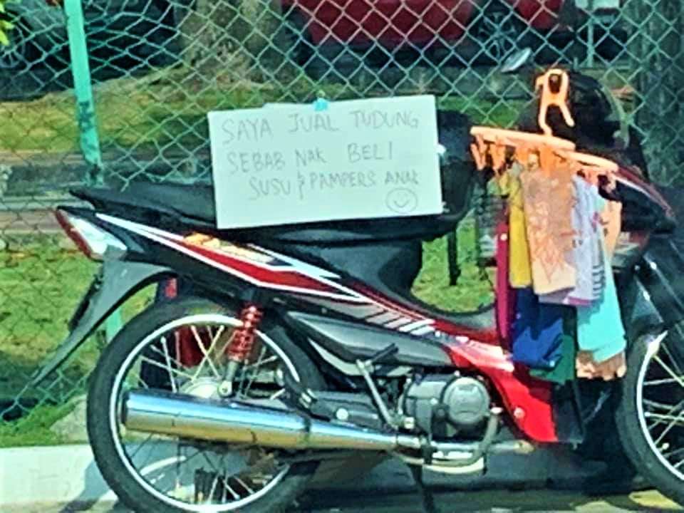 Ayah rela jual beberapa helai kerudung demi membeli susu anaknya