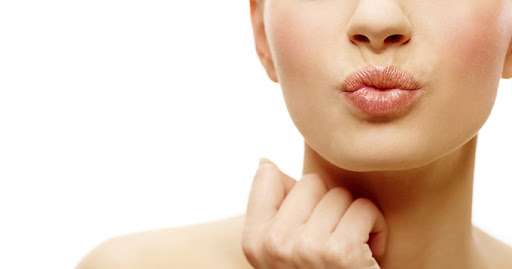 olesi bibir dengan minyak zaitun