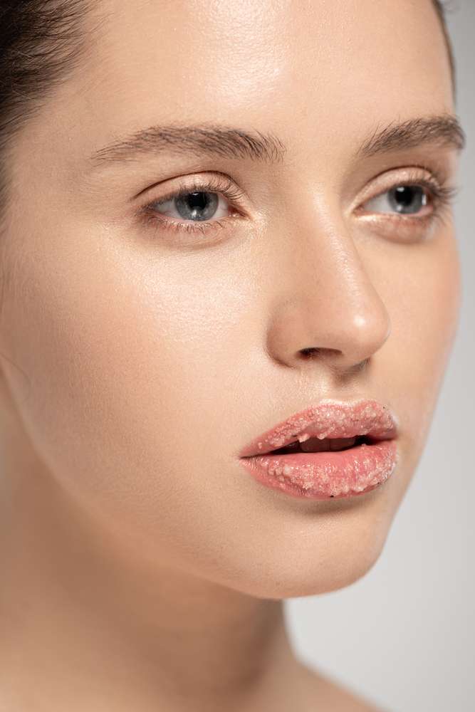 Memakai Lip Scrub