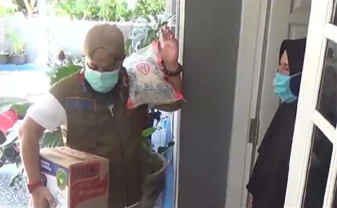 Wali Kota Bengkulu Helmi Hasan serahkan bantuan sembako untuk warga