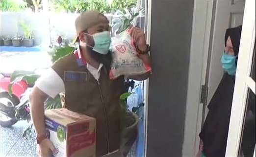 Wali Kota Bengkulu Helmi Hasan serahkan bantuan sembako untuk warga