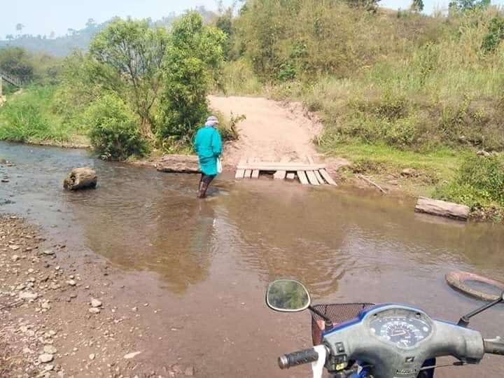 menyeberangi sungai untuk mengobati pasien
