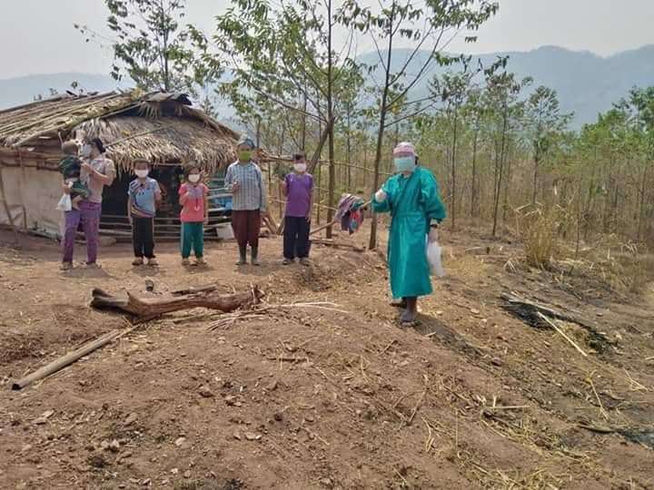 anak itu tinggal di gubuk jauh dari kota