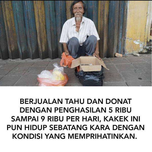 Abah Anang jualan tahu dan donat di atas trotoar