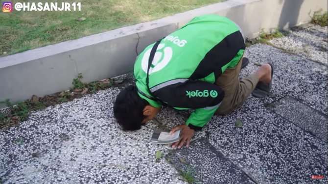 Driver ojol langsung bersujud,