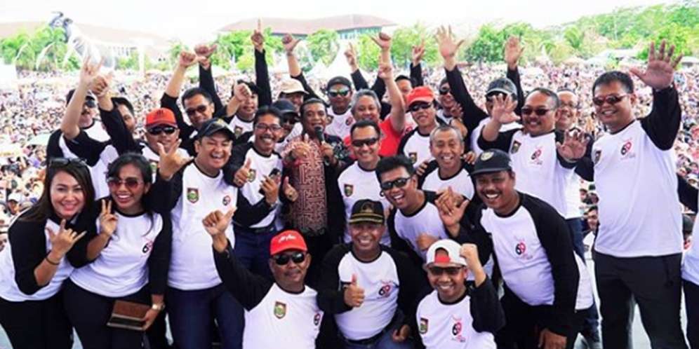 Didi Kempot Berfoto dengan Penggemarnya