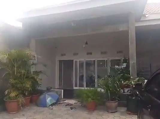 halaman rumah lebby keponakan dewi perssik