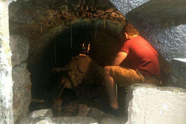Pintu masuk terowongan di bawah rumah Jake Brown.