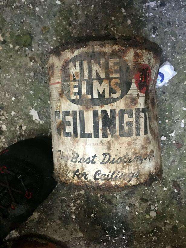 Kaleng cat dari tahun 50an atau 60an.