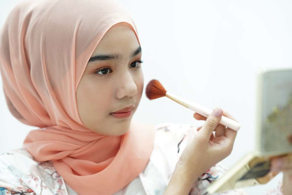 Mengaplikasikan Makeup
