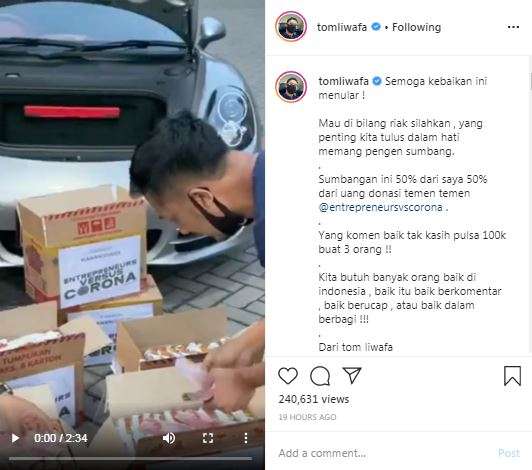 Dua pemuda bagi-bagi sembako untuk warga yabg membutuhkan,