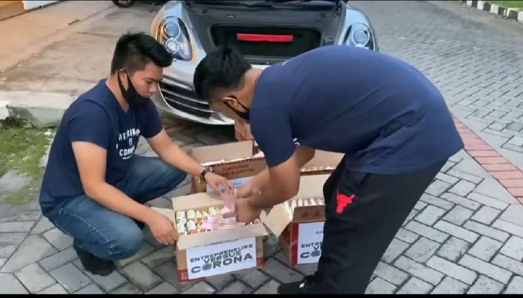 Tak lupa diselipkan uang tunai ke dalam paket.