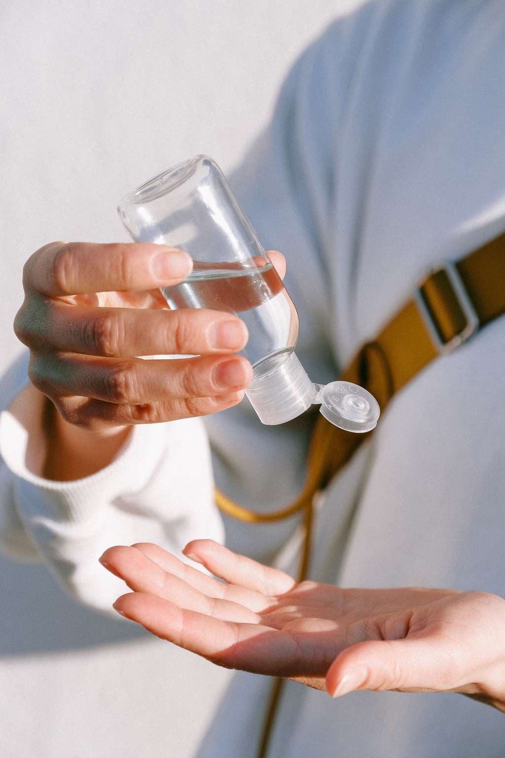 Memakai Hand Sanitizer