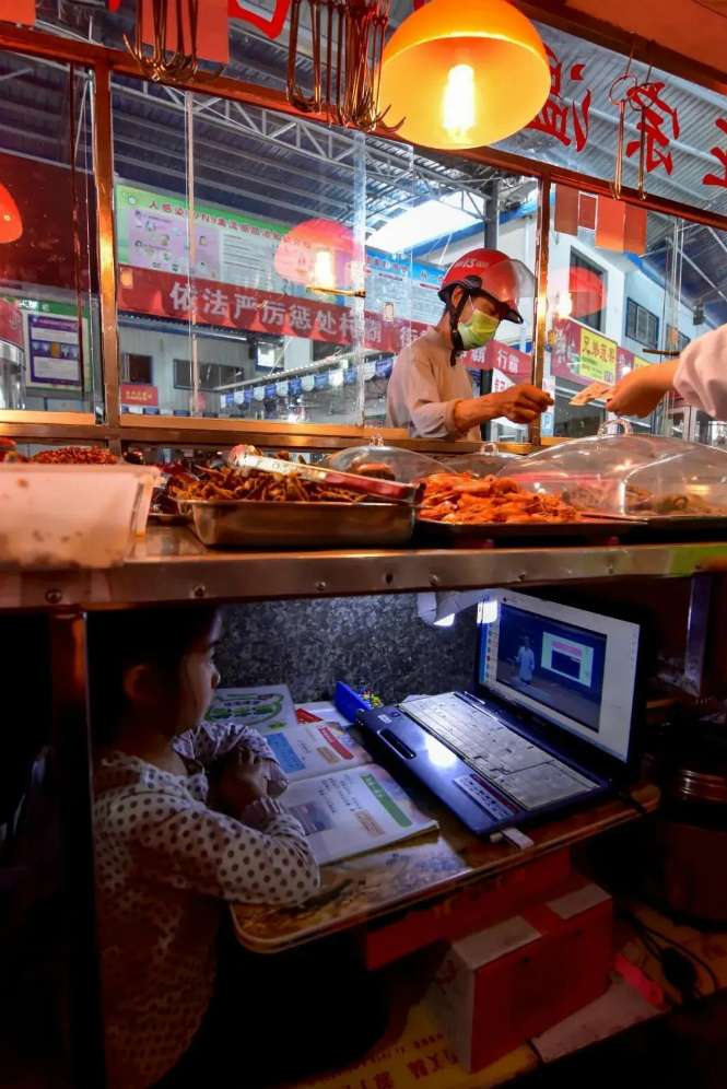Belajar di bawah meja dagangan