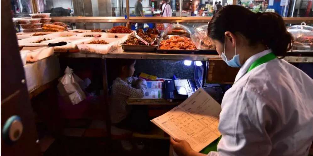 Belajar di bawah meja dagangan