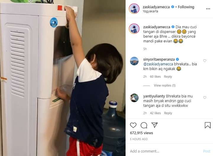 video anak Zaskia cuci tangan di dispenser video anak Zaskia cuci tangan di dispenser