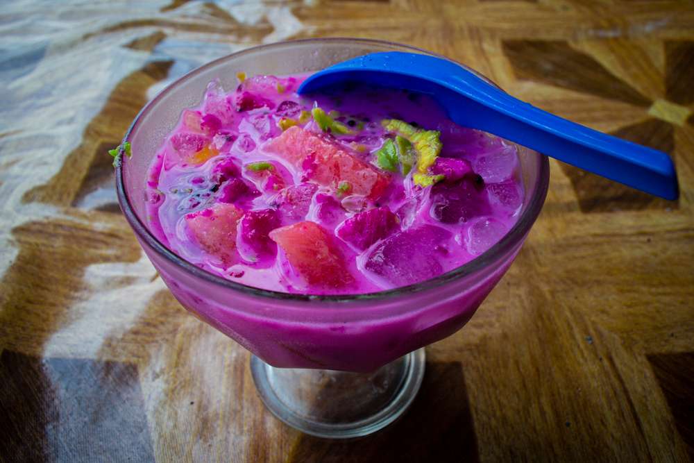 Es Teh Manis dengan Gelas Berembun dan Deretan Minuman Segar Godaan Puasa Ramadan