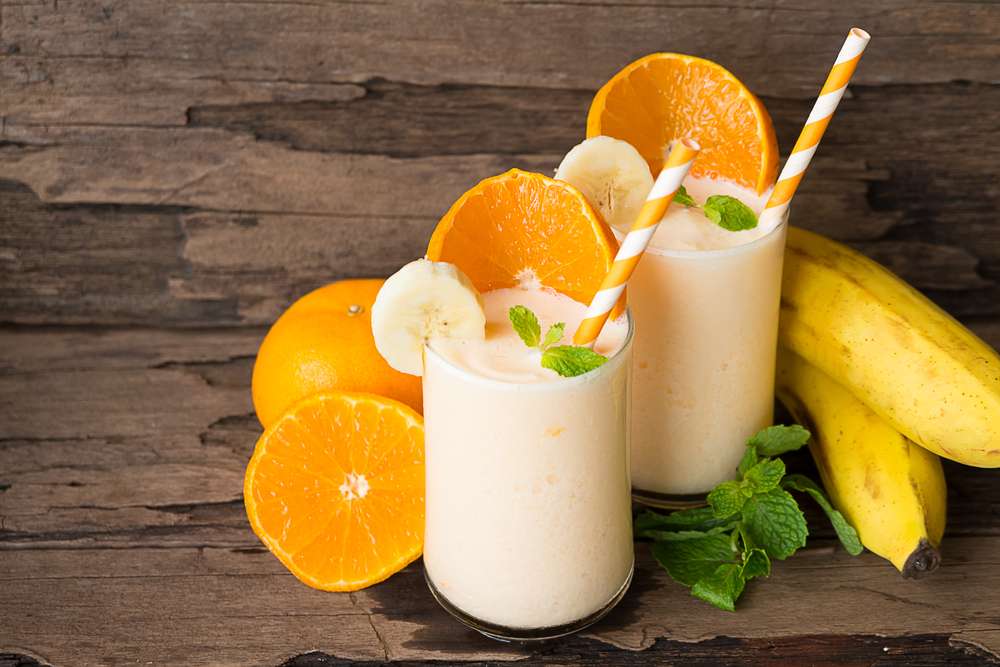 Es Teh Manis dengan Gelas Berembun dan Deretan Minuman Segar Godaan Puasa Ramadan