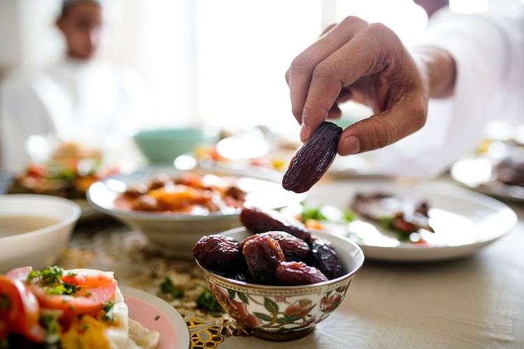 makan kurma