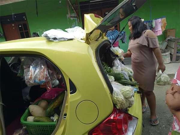 Honda Brio dijadikan gerobak sayur di Papua.