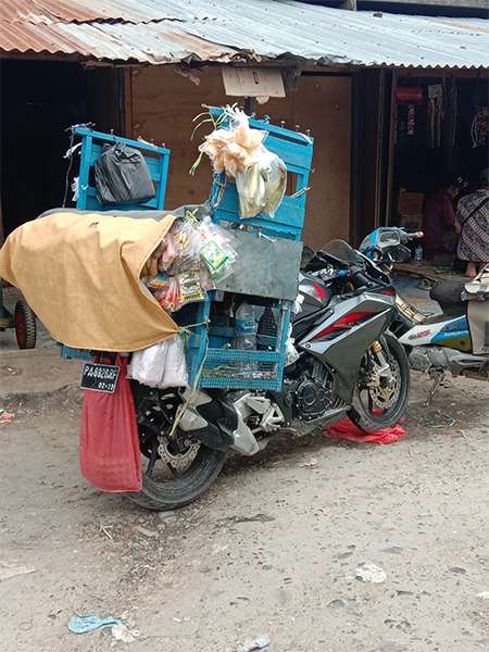 Di Papua, motor sport pun dipakai untuk berjualan sayur.