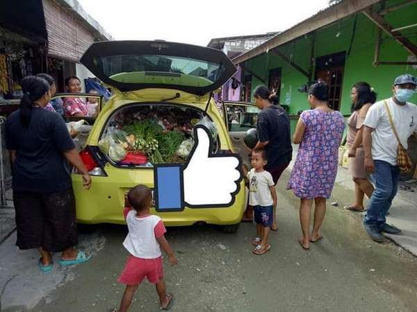 Penampakan belakang Honda Brio yang jadi gerobak sayur di Papua.