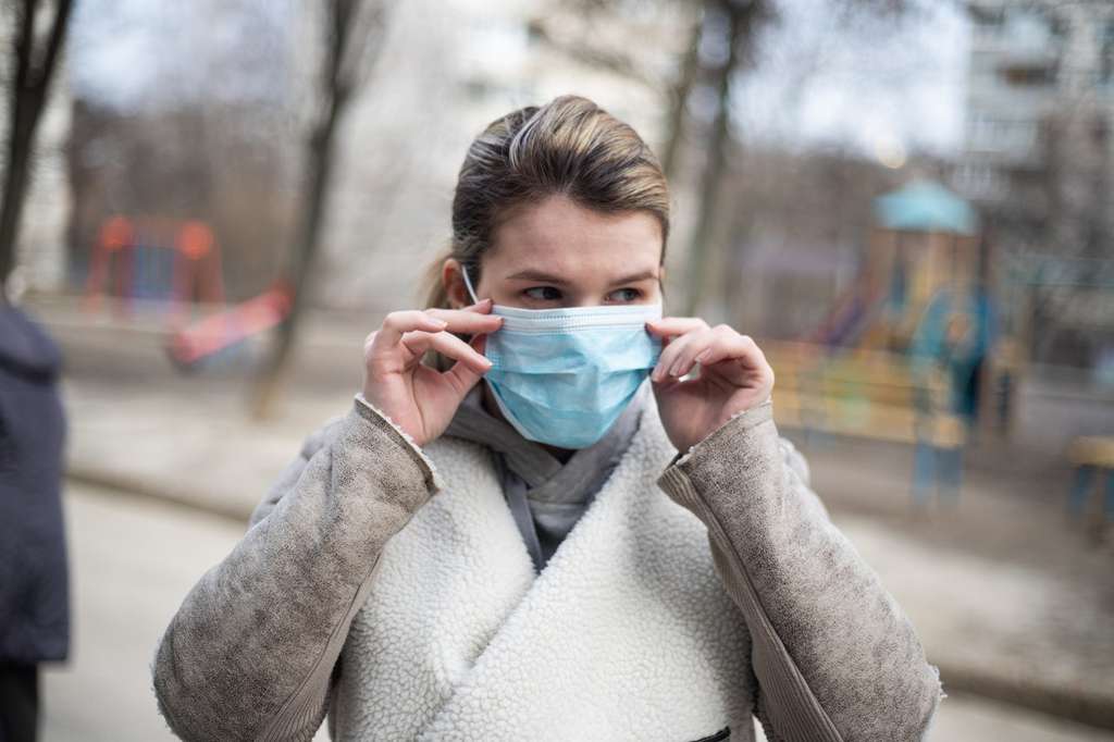 Menyentuh Masker