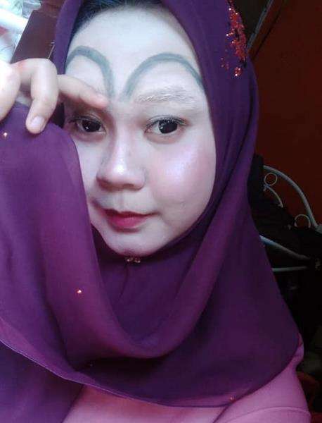 Tetap memenuhi janji mengunggah foto makeup aneh.