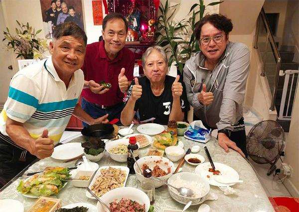 Sammo Hung (tengah) saat menjamu teman-temannya.