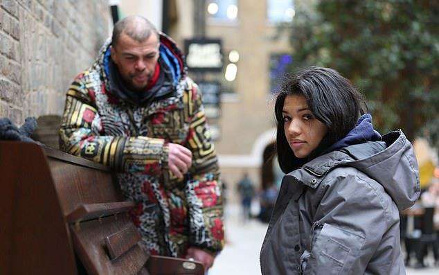 Bermain piano demi bisa mendapatkan uang.