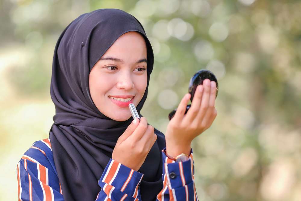 Memakai Lipstik