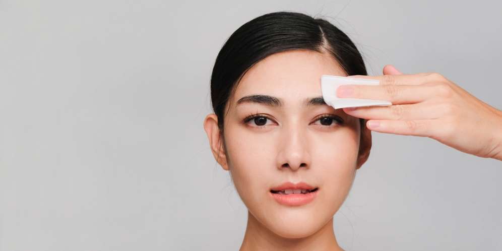 Menghapus Makeup Mata