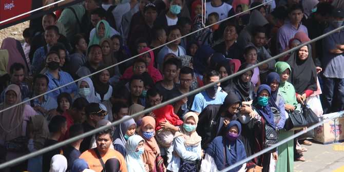 Penumpukan di Stasiun KRL
