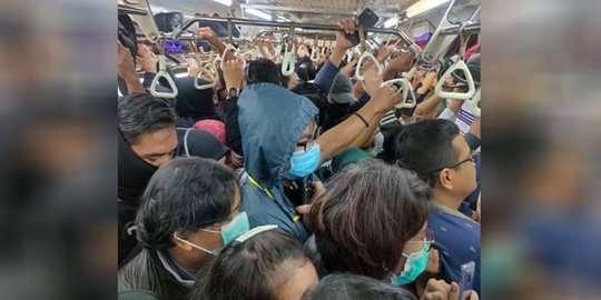 Penumpukan di dalam KRL