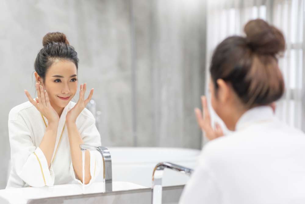 Bahaya Blue Light Mengancam Kulit, Lindungi Lewat Skincare yang Tepat Yuk! Bahaya Blue Light Mengancam Kulit, Lindungi Lewat Skincare yang Tepat Yuk!
