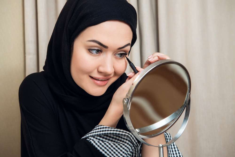 Memakai Makeup Mata